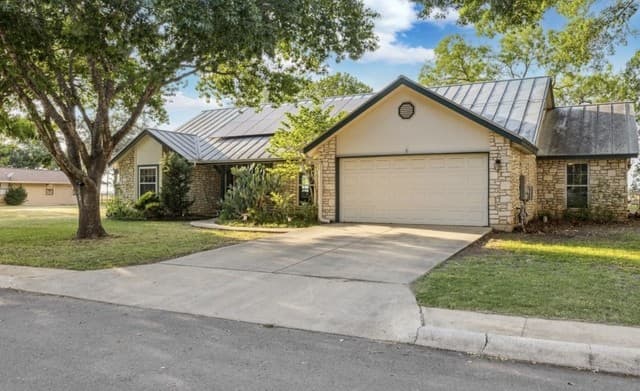 4-bedroom rental at 101 Country Ln in Castroville, TX — photo 2