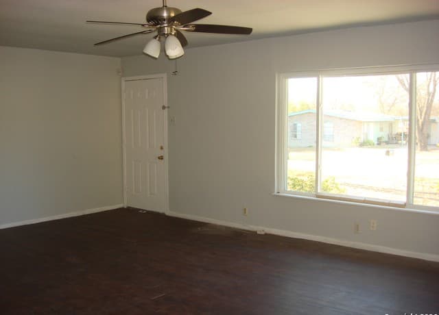 3-bedroom rental at 4718 Castle Sword in San Antonio, TX — photo 4