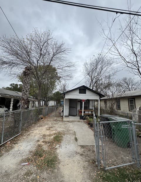 2-bedroom rental at 413 Matthews in San Antonio, TX — photo 1