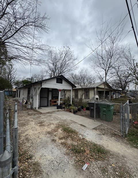 2-bedroom rental at 413 Matthews in San Antonio, TX — photo 2