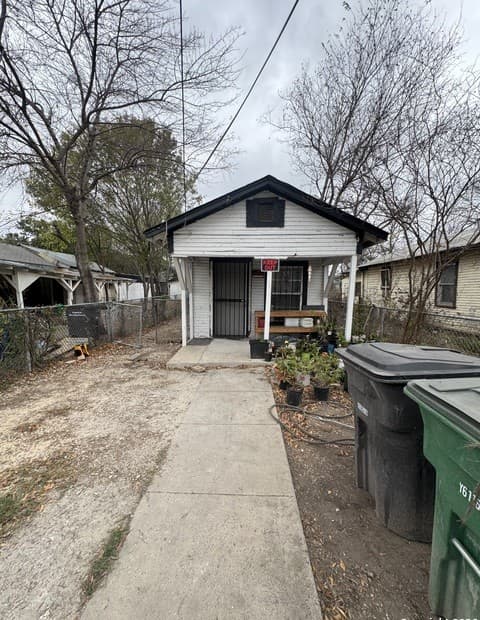 2-bedroom rental at 413 Matthews in San Antonio, TX — photo 3