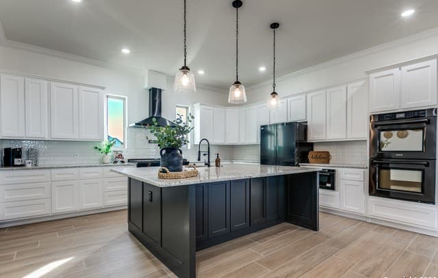 5-bedroom rental at 202 Venado Oaks in Castroville, TX — photo 3