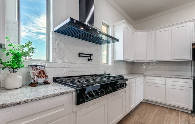 5-bedroom rental at 202 Venado Oaks in Castroville, TX — photo 4