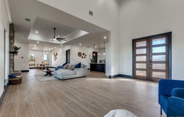 5-bedroom rental at 202 Venado Oaks in Castroville, TX — photo 5