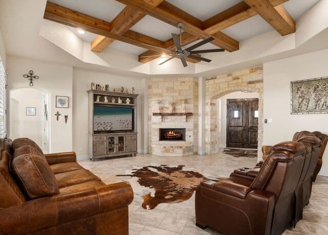 4-bedroom rental at 1530 County Road 132 in Floresville, TX — photo 2