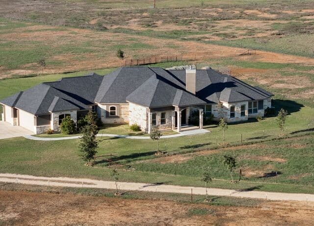 4-bedroom rental at 1530 County Road 132 in Floresville, TX — photo 3