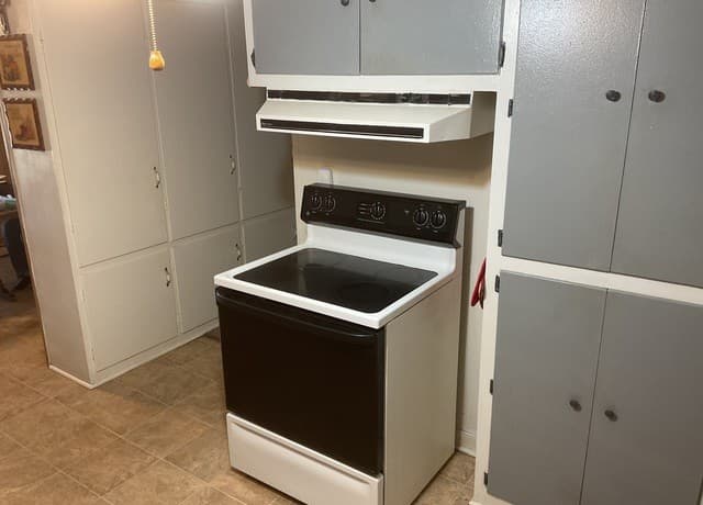 3-bedroom rental at 110 Renfro in Devine, TX — photo 4