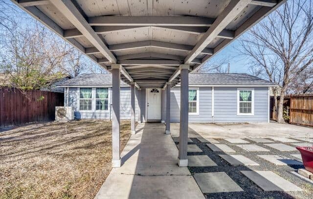 5-bedroom rental at 1403 Kentucky in San Antonio, TX — photo 2