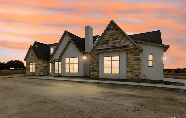 3-bedroom rental at 470 Pr 1519 in Bandera, TX — photo 2