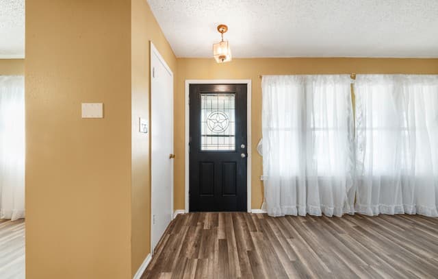 3-bedroom rental at 1033 E Live Oak in Schertz, TX — photo 5