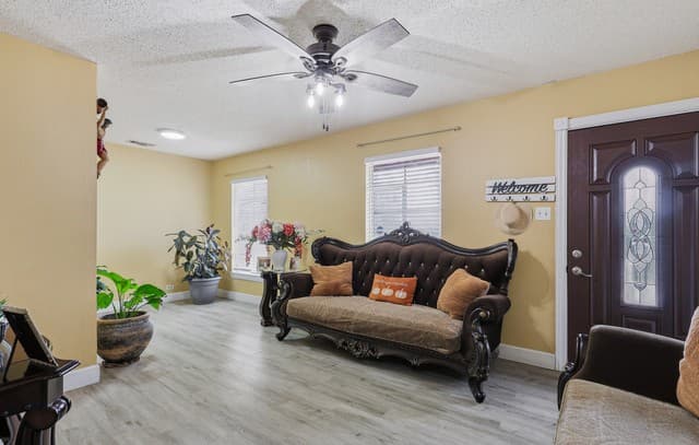 4-bedroom rental at 118 Redrock in San Antonio, TX — photo 2