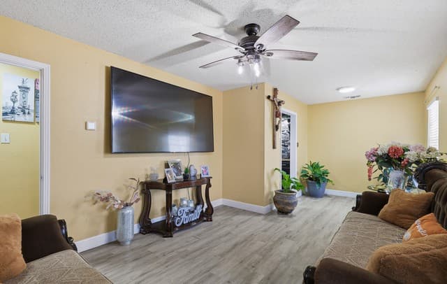 4-bedroom rental at 118 Redrock in San Antonio, TX — photo 4
