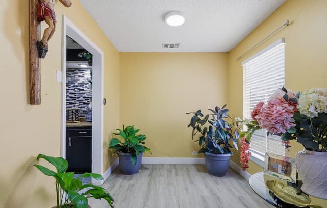 4-bedroom rental at 118 Redrock in San Antonio, TX — photo 5