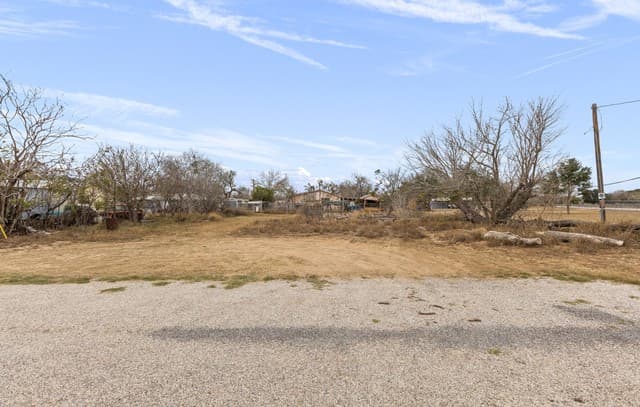 rental at 231 E 4th in Elmendorf, TX — photo 5