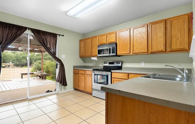 4-bedroom rental at 25035 Longbranch Run in San Antonio, TX — photo 5