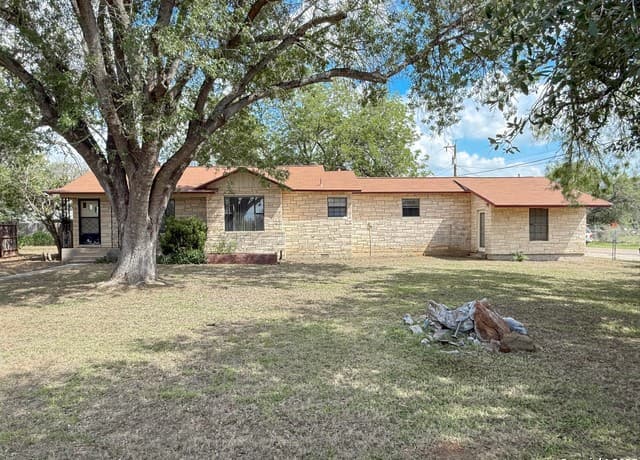 3-bedroom rental at 15430 S Main in Lytle, TX — photo 4