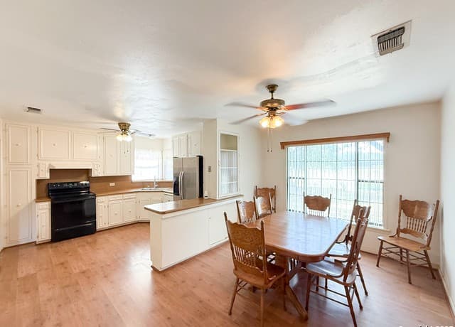3-bedroom rental at 15430 S Main in Lytle, TX — photo 5