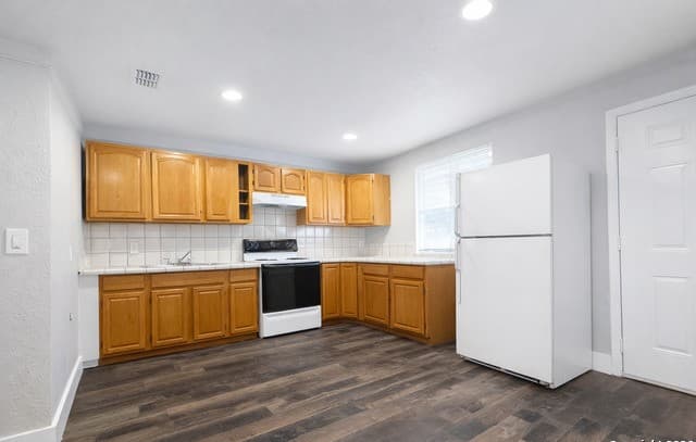 2-bedroom rental at 116 Dolores Unit 1 in San Antonio, TX — photo 2