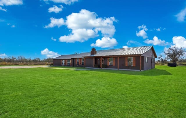 4-bedroom rental at 280 County Road 322 in La Vernia, TX — photo 1