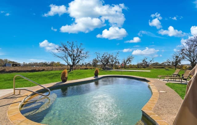4-bedroom rental at 280 County Road 322 in La Vernia, TX — photo 3