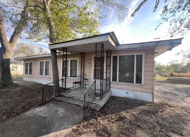 9-bedroom rental at 5322 State Highway 16 N in Bandera, TX — photo 1
