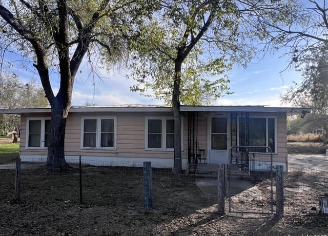 9-bedroom rental at 5322 State Highway 16 N in Bandera, TX — photo 2