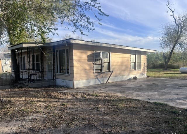 9-bedroom rental at 5322 State Highway 16 N in Bandera, TX — photo 3