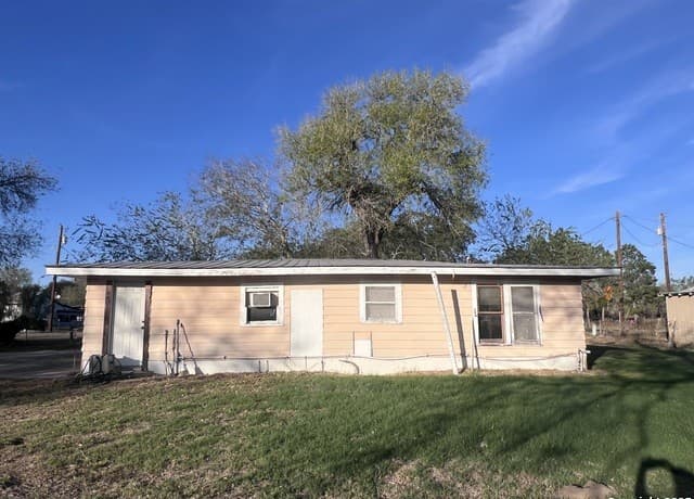 9-bedroom rental at 5322 State Highway 16 N in Bandera, TX — photo 4