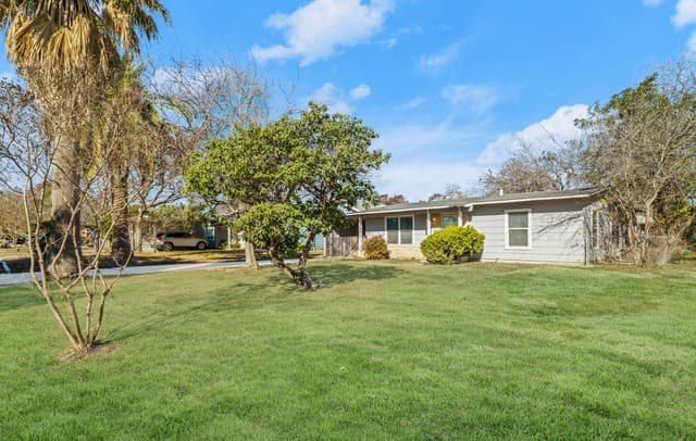 3-bedroom rental at 339 Creath in San Antonio, TX — photo 2
