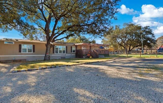 3-bedroom rental at 23202 Silver Chalice in Elmendorf, TX — photo 2