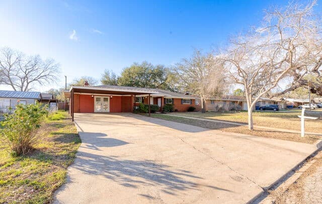 4-bedroom rental at 322 Lantana Ln in Pleasanton, TX — photo 2