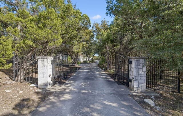 4-bedroom rental at 28460 Verde Mountain in San Antonio, TX — photo 2