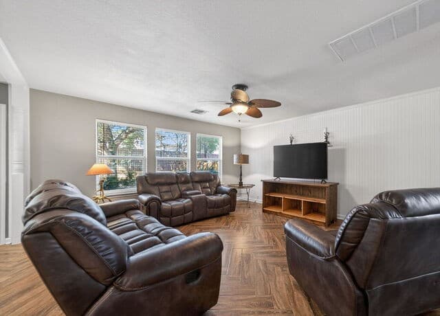 4-bedroom rental at 1529 Rainy Brk in Schertz, TX — photo 4