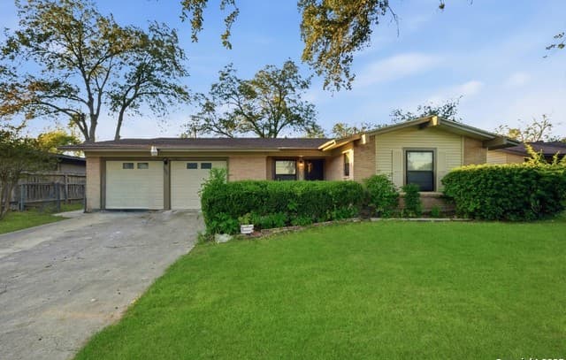 5-bedroom rental at 1013 North Blvd in Universal City, TX — photo 2