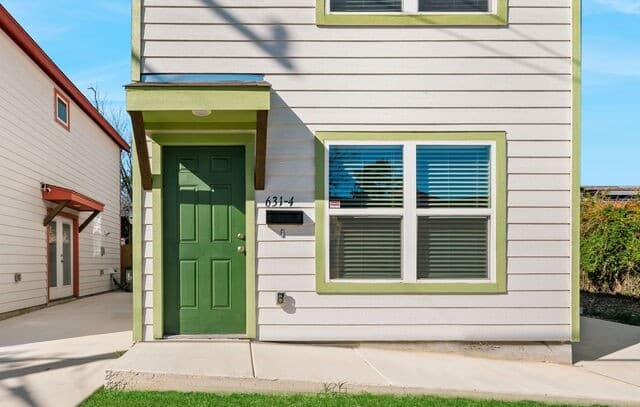2-bedroom rental at 631 E Carolina Unit 4 in San Antonio, TX — photo 2