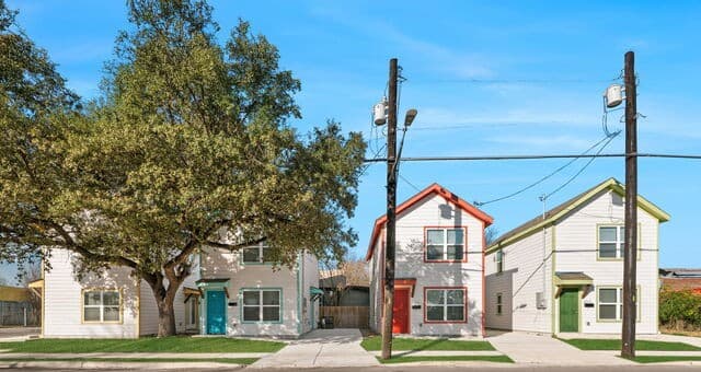 2-bedroom rental at 631 E Carolina Unit 4 in San Antonio, TX — photo 3