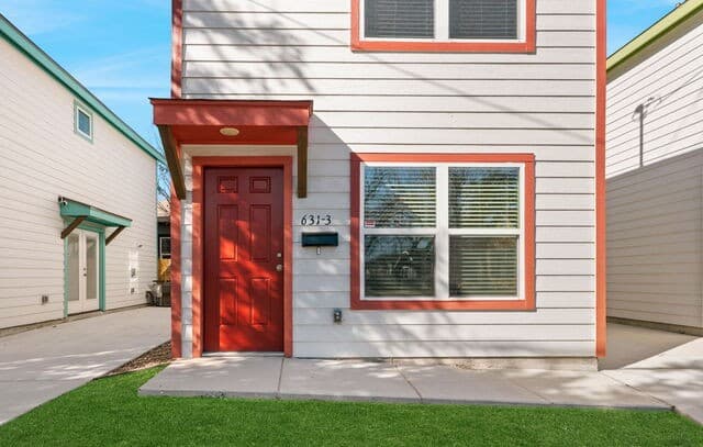2-bedroom rental at 631 E Carolina Unit 3 in San Antonio, TX — photo 2