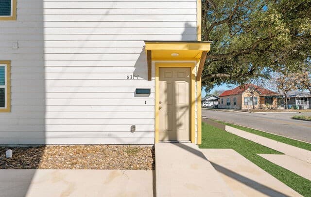 2-bedroom rental at 631 E Carolina Unit 1 in San Antonio, TX — photo 2