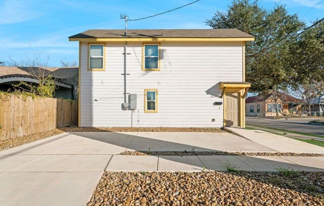 2-bedroom rental at 631 E Carolina Unit 1 in San Antonio, TX — photo 3