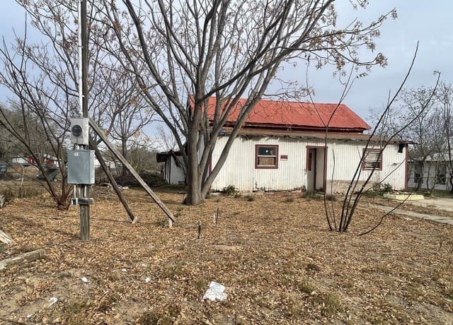 rental at 712 Devine in Devine, TX — photo 1