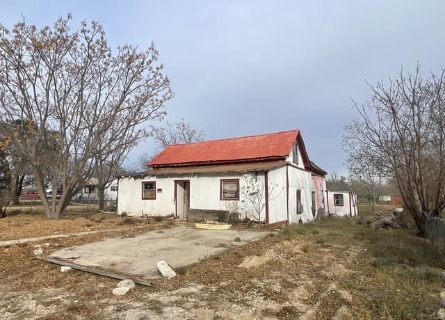 rental at 712 Devine in Devine, TX — photo 5