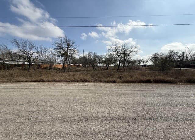 rental at 225 County Road 3820 in San Antonio, TX — photo 1