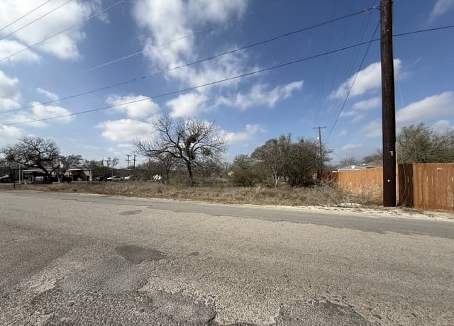 rental at 225 County Road 3820 in San Antonio, TX — photo 2