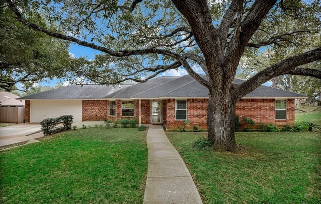 3-bedroom rental at 604 Elm Street in Floresville, TX — photo 1