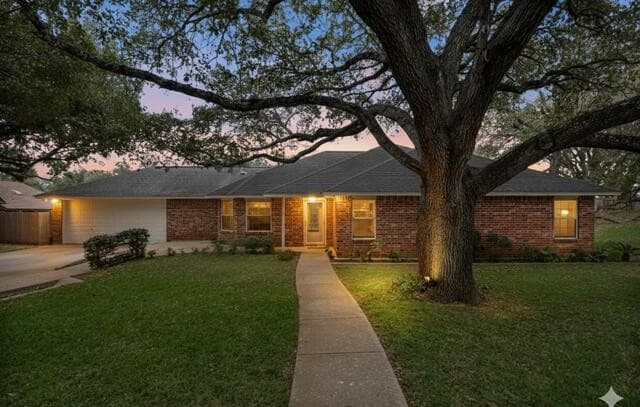 3-bedroom rental at 604 Elm Street in Floresville, TX — photo 2