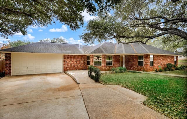 3-bedroom rental at 604 Elm Street in Floresville, TX — photo 3
