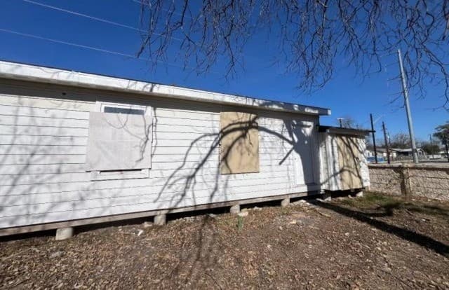 2-bedroom rental at 2010 Burnet in San Antonio, TX — photo 3