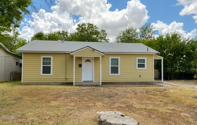 3-bedroom rental at 218 Waugh St. in San Antonio, TX — photo 1