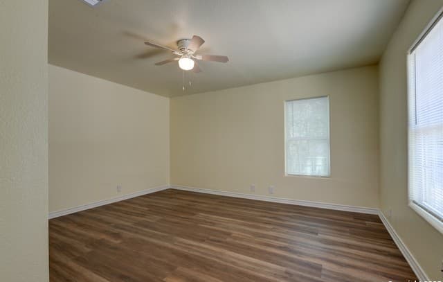 3-bedroom rental at 218 Waugh St. in San Antonio, TX — photo 5