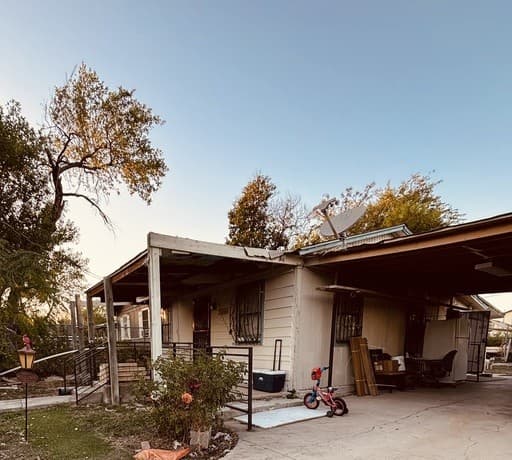 2-bedroom rental at 2033 W Laurel in San Antonio, TX — photo 1
